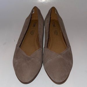 TOMS Slip on Flats. Size W7, excellent condition